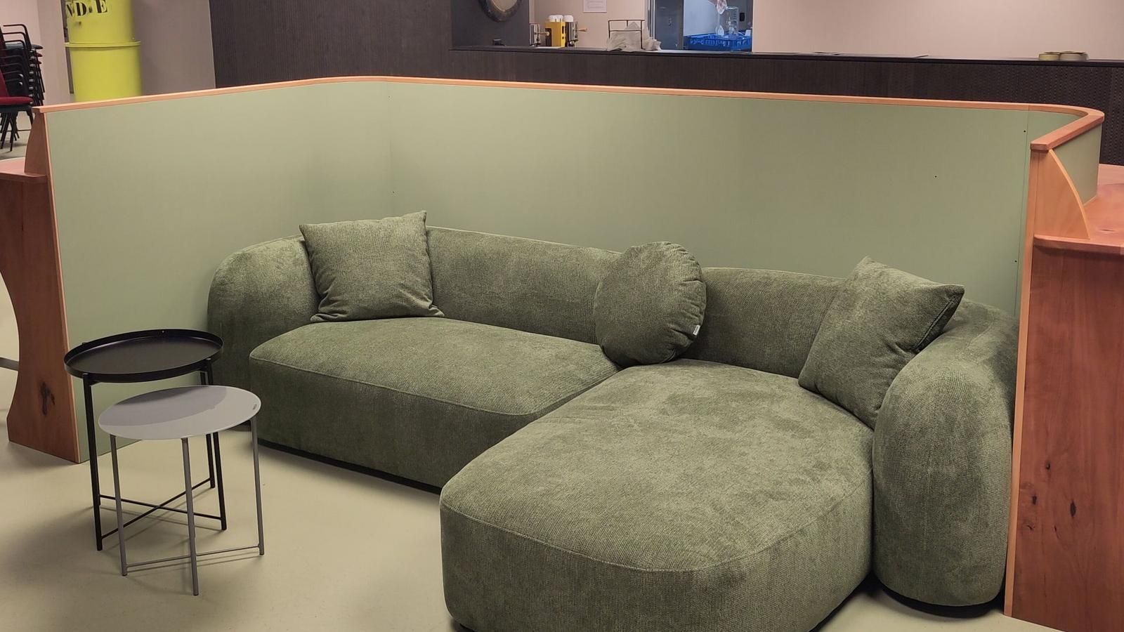 https://www.kulturhuus-klosters.ch/sites/default/files/styles/medium/public/2026-06/Sofa-Kuhu_web.jpg?itok=7M0hoxAx